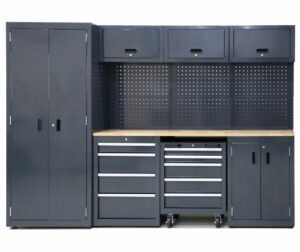 Töökoja töölaud kappide ja sahtlitega